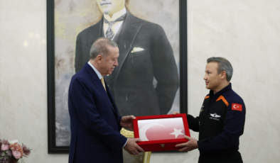 Gezeravcı;18 gündür yanında bulunan Türk bayrağını Erdoğan’a takdim etti