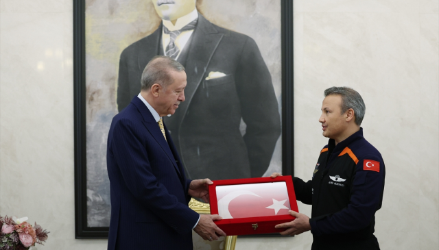 Gezeravcı;18 gündür yanında bulunan Türk bayrağını Erdoğan’a takdim etti